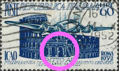 “ punto bianco al centro della parte inferiore del Colosseo “