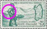 “ tratto orizzontale di colore aderente al gomito destro. Sperone  “