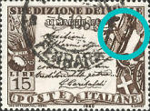 “ punto bianco a destra sull’ asta vicino la bandiera “