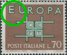 “ tratto bianco sotto la E “