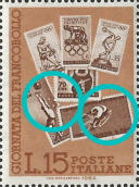“due punti bianchi davanti alle braccia del portiere e punto bianco nella ruota posteriore della bicicletta ”