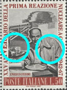 “ punto bianco accanto al risvolto della giacca, punto bianco sullo spigolo dell’ apparecchio ”